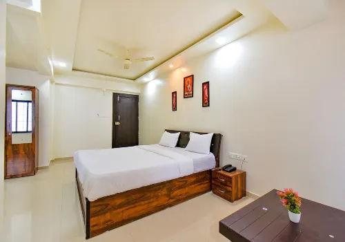 FabHotel White House - Nr Sinhagad Speciality Hospital Hotels in Khadewadi
