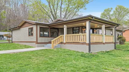 Sagewood Cottage - A Quiet Mtn. Retreat - 3 BR's and 2 BA's  near Lake Junaluska Отели в г. Лейк Джуналаска