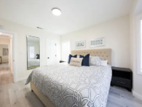 Modern clean relaxing gateway! Close to all LA fun! โรงแรมใกล้ศาลาว่าการ/สวนสาธารณะมอนเทอเรย์