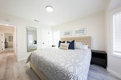 Modern clean relaxing gateway! Close to all LA fun!