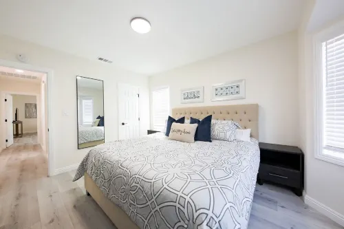 Modern clean relaxing gateway! Close to all LA fun!