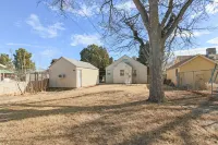 Sage Cottage: Cozy & Serene/ Sleeps 6 / Huge Yard!