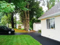 PRISTINE CAPE COD ON THE CREEK! 4 Large Bedrooms - 8 Guests