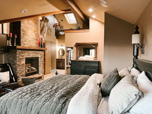 Sweetwater Cabin - private backyard, hot tub, bunk room & views of Bear Lake