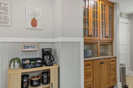 Charming River Front Cottage Retreat