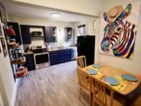 Luxury Funky Fun 420, Walk Downtown wAC–Pets free!