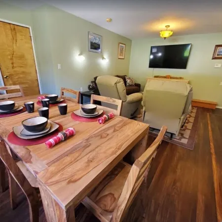 {Forget-Me-Not Inn} Alaskan Vacation Rental (Bear Suite)