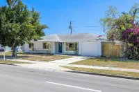 Palm Paradise ~ Hot Tub + Private Yard + Games - 17 mins to the beach!