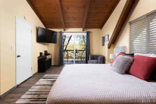 Gingerbread Cottage - Soak|Connect|Nature|Fun Hotel di Lake Arrowhead