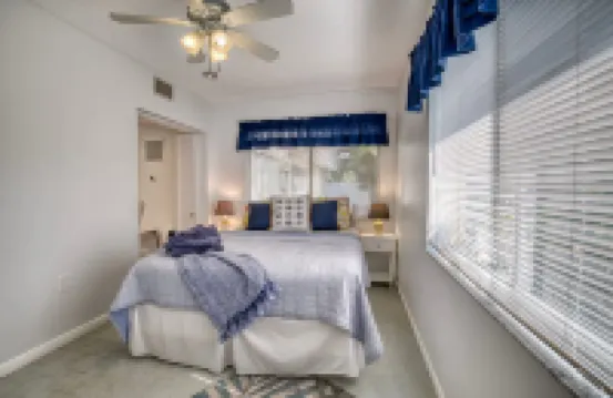 Private Entrance and Shared Pool Access - Charming Island Retreat