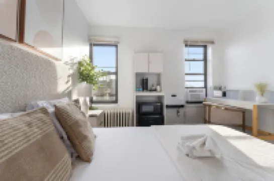 Stylish Studio with Workspace and Shared Living Area - Serene Urban Haven Hotels in 