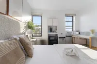Luxurious Studio with Shared Living Space - Stylish Urban Haven