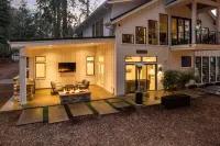 Enormous Covered Patio with Fire Table and Views - Stunning Retreat Hotels in Clackamas County