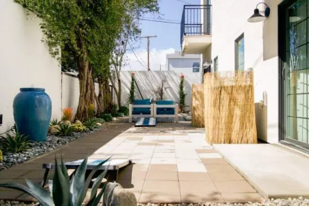 Be Inspired to Dream in This Glamorous Tinseltown Suite Отели рядом с достопримечательностью «NoHo Arts District»