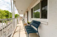 NEWLY RENOVATED! Vibrant Exciting Nash Condo+ Pool Hotels in Berry Hill