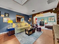 Cozy Studio with Full Kitchen and Amenities - Charming Artisan Retreat