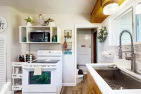 Tranquil cottage with mountain view, fast WiFi & W/D - walk to waterfront Hotels in Gig Harbor