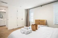 Open Living Space with Natural Light - Charming Modern Haven Hotel a Morton