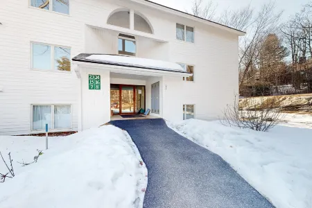Charming mountainside condo with fireplace, skiing, balcony, & washer/dryer Отели в г. Бристоль
