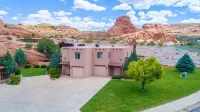 Private Hot Tub and Spacious Patio for Relaxation - Stunning Getaway