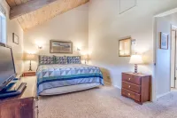 Private Deck and Ocean Views - Luxurious Coastal Retreat Hotels in Neskowin