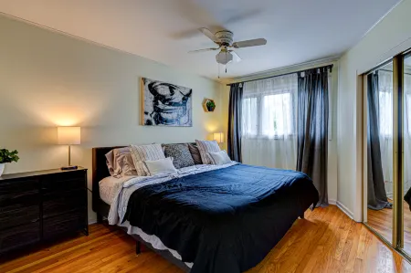 Spacious Outdoor Oasis with Fire Pit - Cozy Family Retreat Отели рядом с достопримечательностью «Drury Lane»