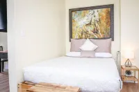 Cozy Living Space and Beautiful Yard Retreat - Charming Vintage Studio