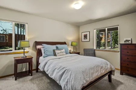 Luxurious Hot Tub and Spacious Living Areas - Stunning Mountain Retreat