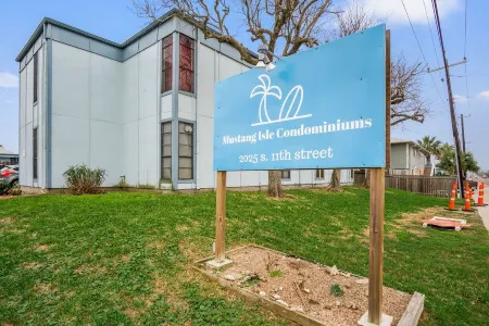 Modern Condo with BBQ Area and WiFi - Charming Coastal Retreat