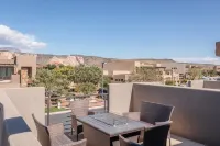 Heated Pool and Beautiful Golf Course Access - Exquisite Oasis Retreat