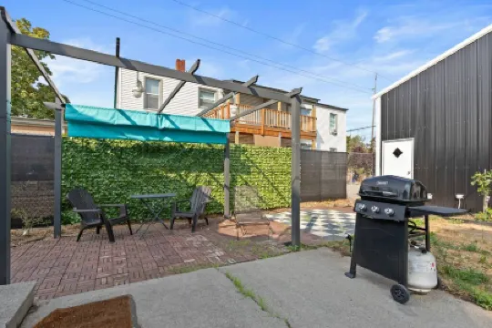 Stylish Escape with Hot Tub and Cozy Living Space - Inviting Retreat