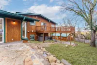 Spacious Living and Three Patios Near University - Charming Getaway Hotels in Fayetteville