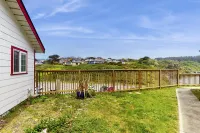Cozy home with hot tub, incredible ocean views, WiFi & private deck