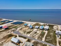 Bayfront Views and Cozy Loft - Charming Family Sanctuary