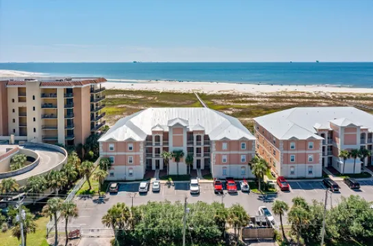Awe-Inspiring Gulf Views and Inviting Pool - Amazing Beach Haven