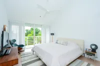 Stunning Bay Views and Spacious Design - Elegant Coastal Retreat