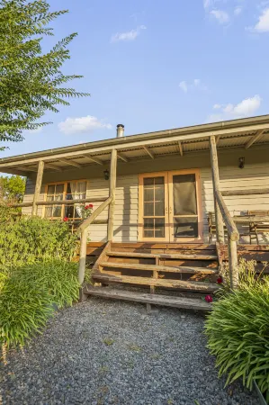 Stayau Sunset Cottage 2Br Farm Retreat Отели в г. Баджер Крик