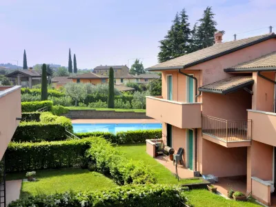 Residence and Quiet Residence with Pool, Near the Lake