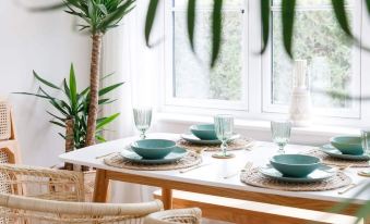 Mariners: Stylish Beachside Getaway with Sea Views