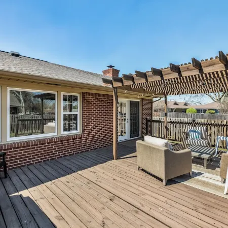 Golden Era Retreat-3 Miles to Expo-Fully-Fenced-Pet Friendly