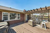 Golden Era Retreat-3 Miles to Expo-Fully-Fenced-Pet Friendly