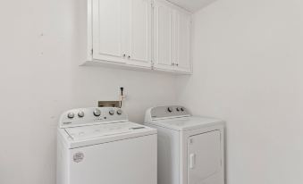 Large Fenced Yard Near Midtown- Shamrock Stay