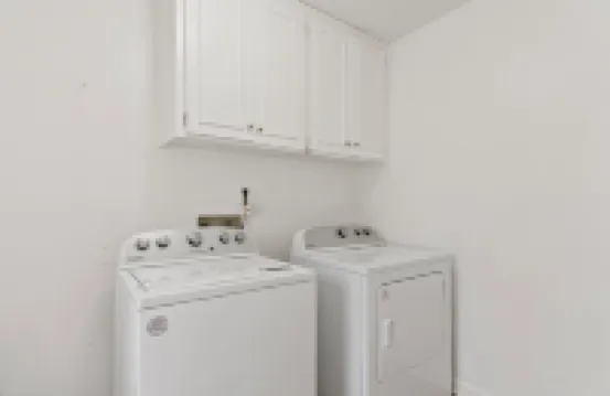 Large Fenced Yard Near Midtown- Shamrock Stay