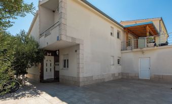 Sunshine Holiday Home