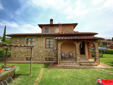 Tuscan Style Apartment with View of the Hills Отели в г. Лучиньяно