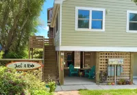Private 1BR Apt w Kitchen, Porch, Patio on Culdesac & 3 Blocks from Beach Access 서프사이드 플라자 주변 호텔