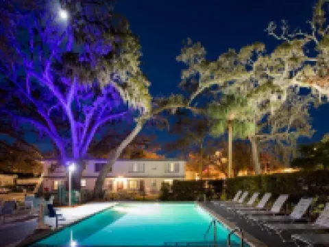 Queen's Court Inn Hotels near St Simons Island