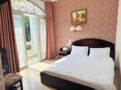 鴻潭飯店 Công ty Quang Nông附近的飯店