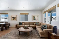 Come enjoy a centrally located escape at Bear Lake. Hot Tub and Game Room!