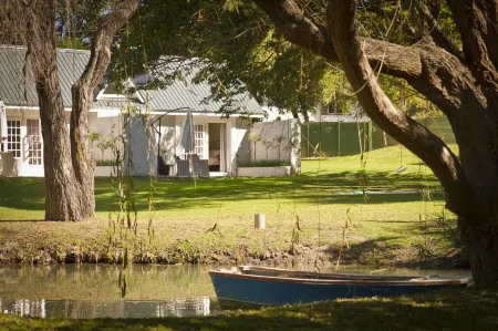 Ballantynes Lodge Отели в г. Хараре